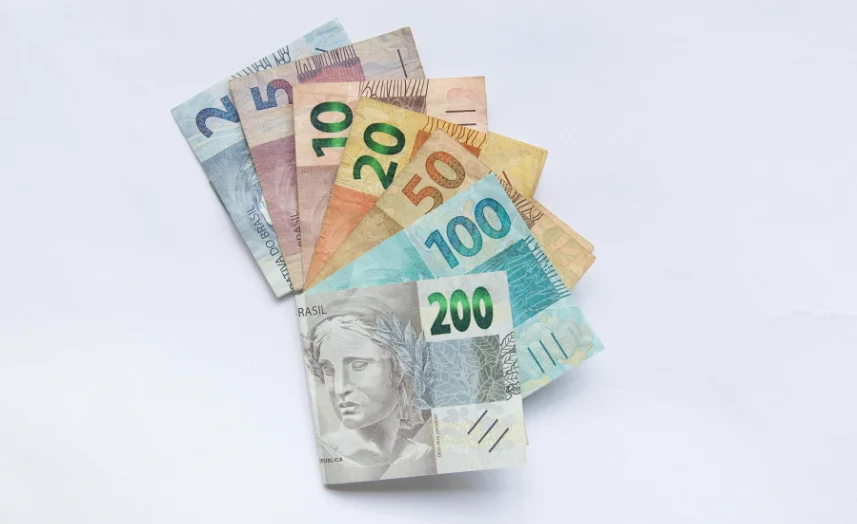 Endividamento das famílias atinge recorde histórico de 50,11% em agosto, aponta Banco Central