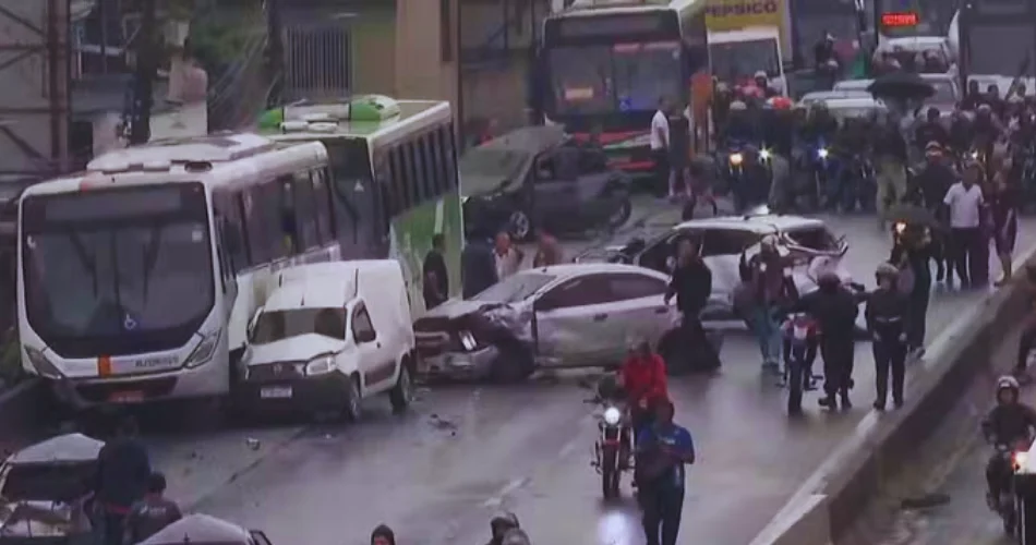 Motorista sofre infarto ao volante e causa engavetamento com 20 veículos na Dutra