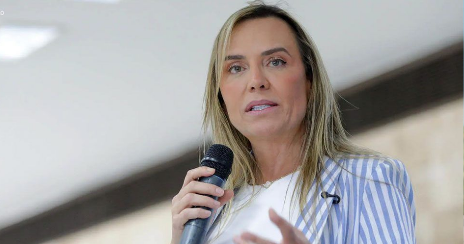 CELINA LEAO
